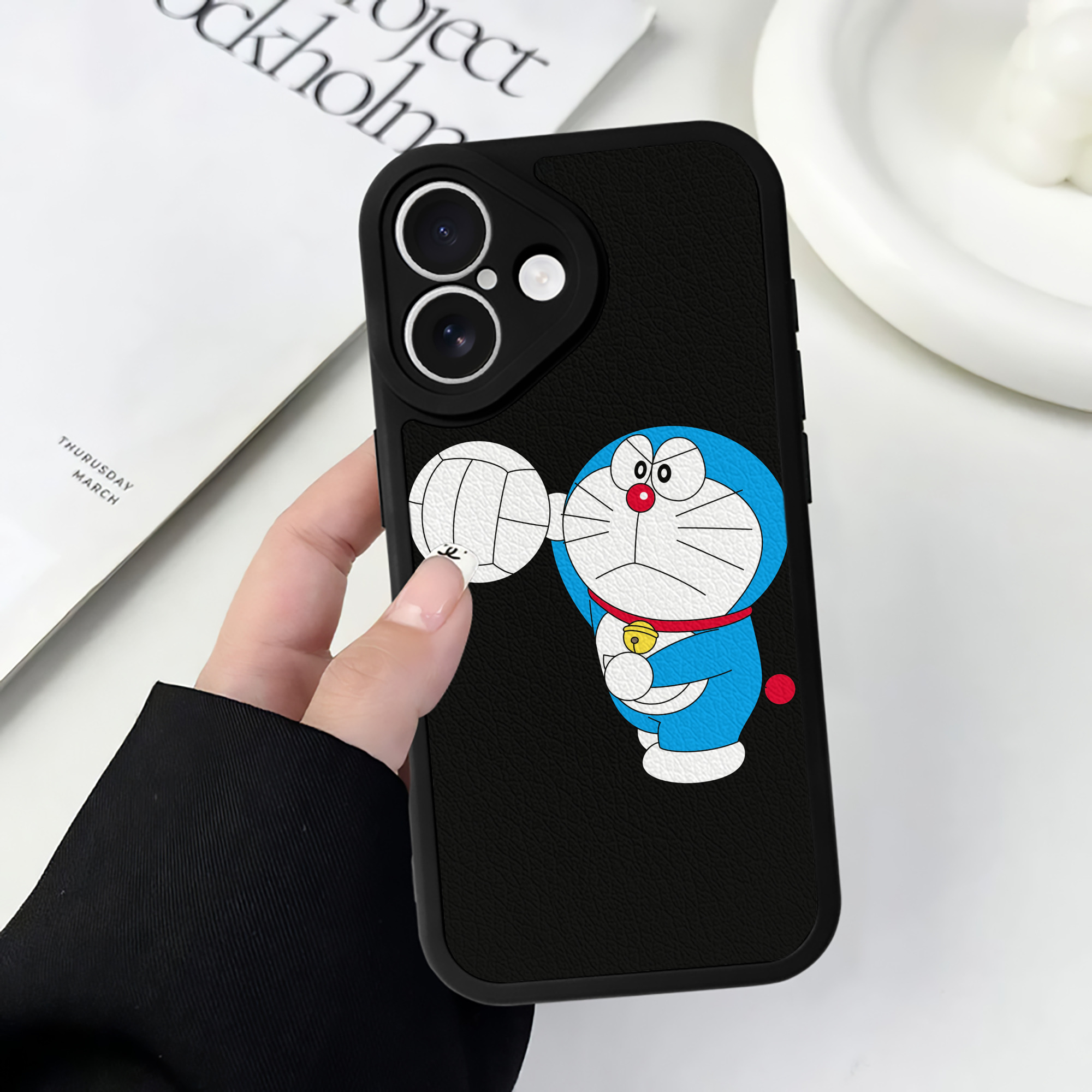 （画像用） ドラえもん Doraemon 【iPhone 16シリーズ対応】シリコンスマホケース（レザー調） 材質：シリコン
